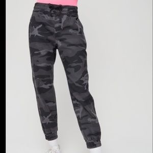 Aritzia TNA Alix jogger cheetah print grey